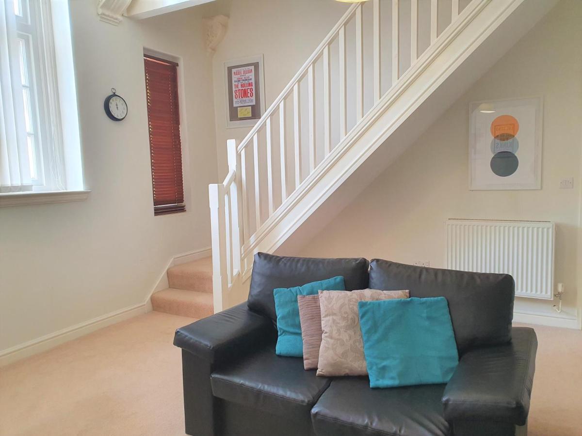 Central Apartments - Spacious 2 Beds Swindon Buitenkant foto