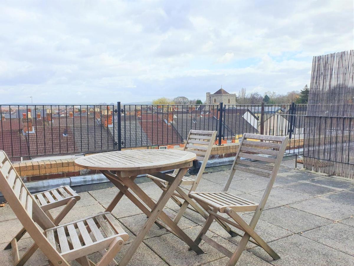 Central Apartments - Spacious 2 Beds Swindon Buitenkant foto