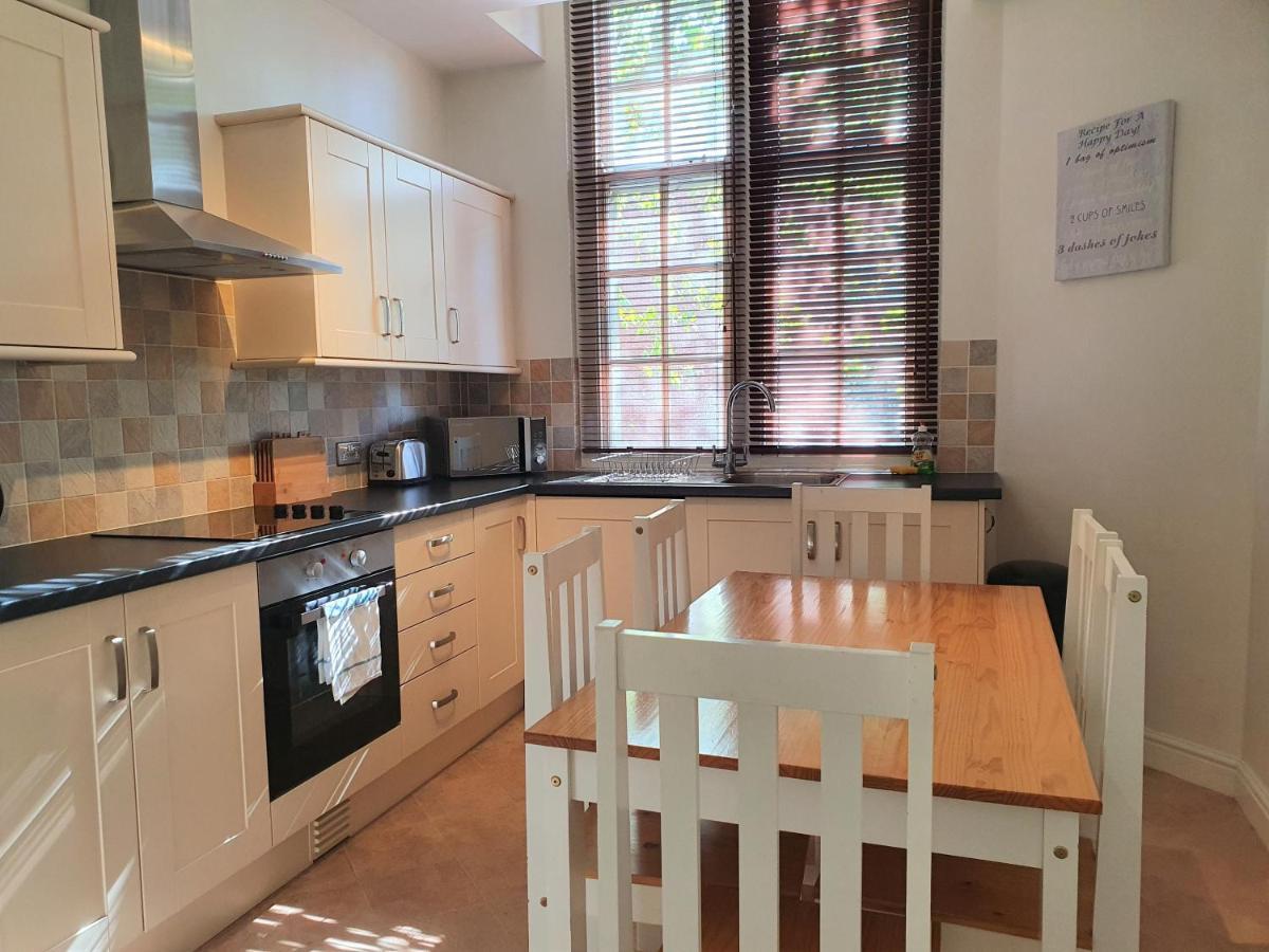 Central Apartments - Spacious 2 Beds Swindon Buitenkant foto