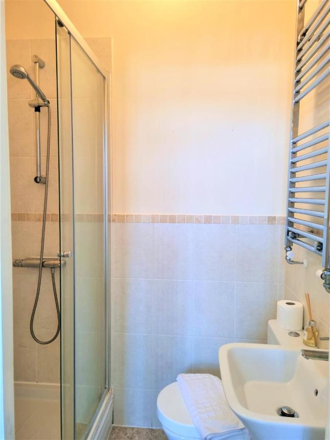 Central Apartments - Spacious 2 Beds Swindon Buitenkant foto