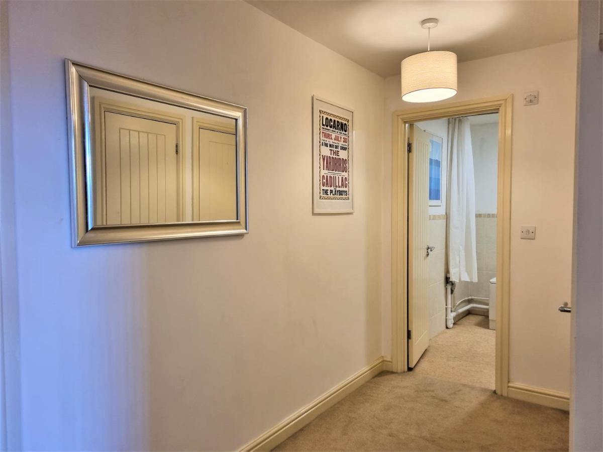 Central Apartments - Spacious 2 Beds Swindon Buitenkant foto