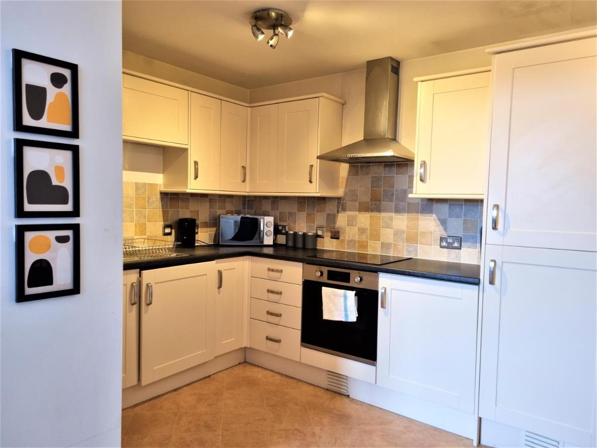 Central Apartments - Spacious 2 Beds Swindon Buitenkant foto